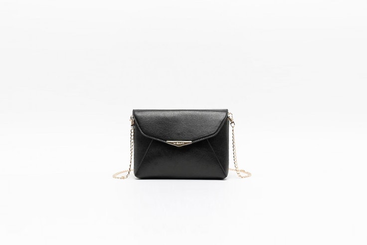 bolso negro misako el estilo de Ali Guijarro