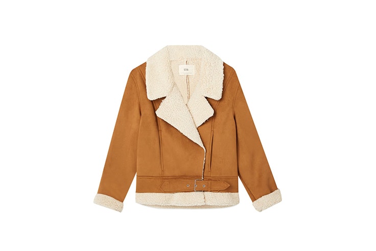 cazadora biker con borreguito de Stradivarius abrigos de las influencers