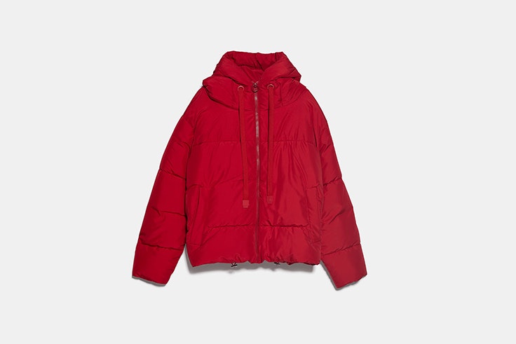 cazadora roja acolchada con capucha de Zara abrigos de las influencers