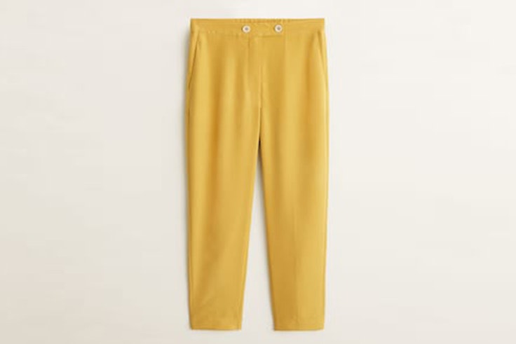 Pantalón de traje en color amarillo de Mango 