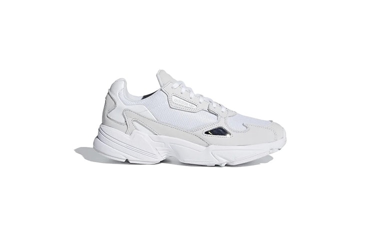 zapatillas adidas falcon blancas de rock and shoes Olivia Frost