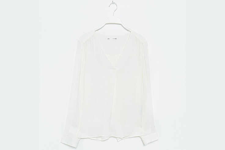 Blusa blanca con ligero escote de Sfera