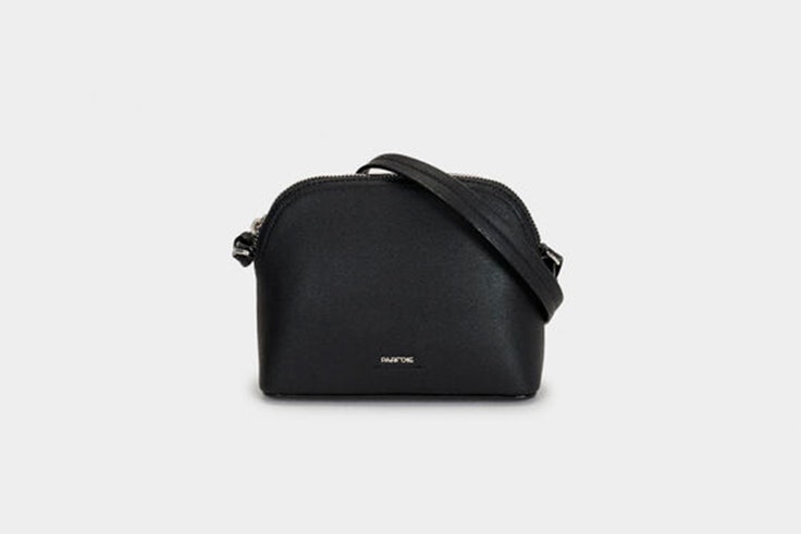 Bolso negro tipo bandolera de Parfois