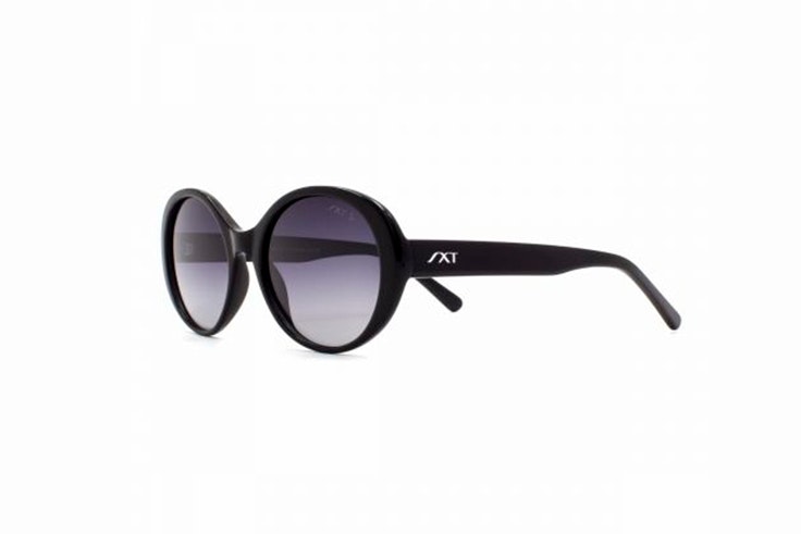Gafas de sol redondas en color negro de SXT. Disponible en Soloptical