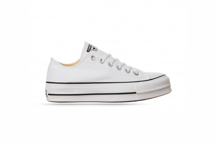 Zapatilla Converse blancas con plataforma. Disponibles en la zapatería RKS