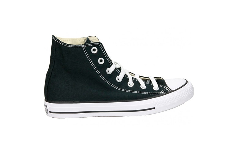 Zapatillas de lona en color negro de la zapatería Loogo