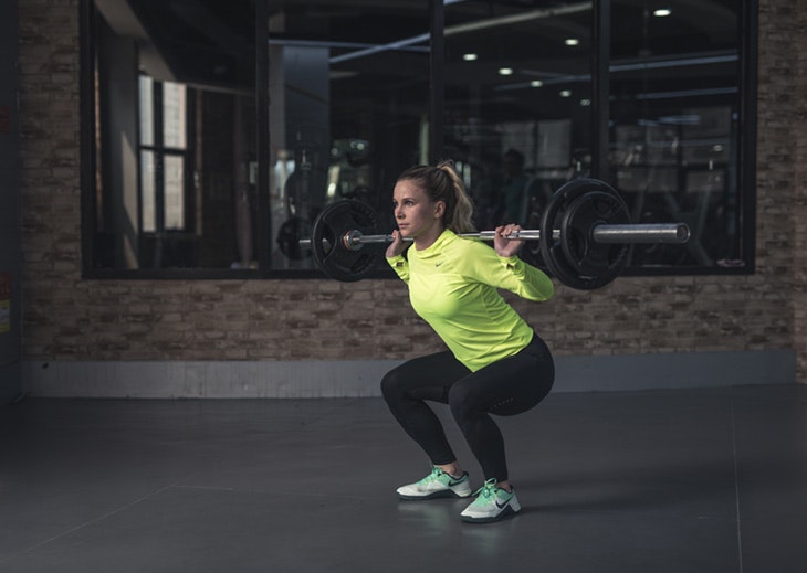 entrenar pesas mujeres