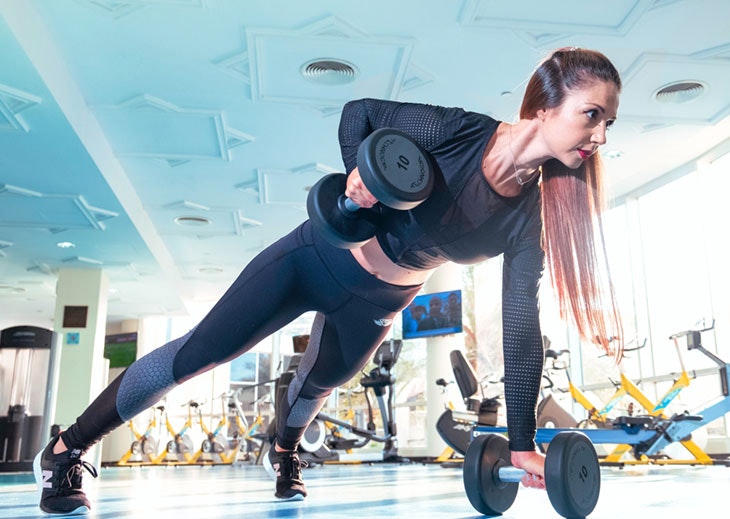 entrenar pesas mujeres