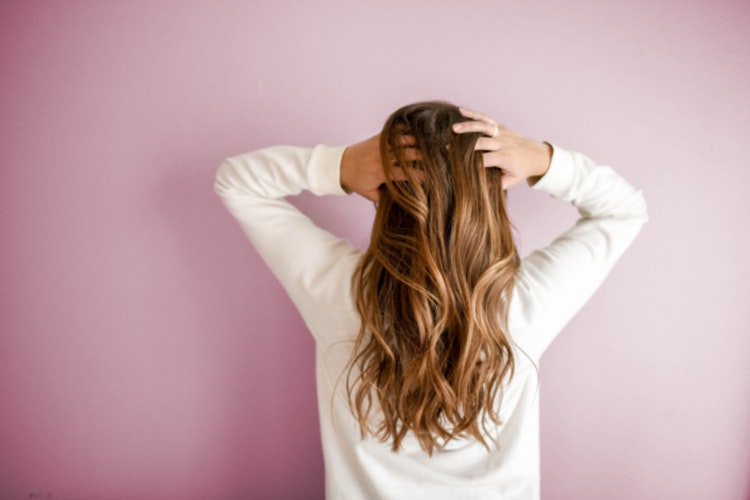 Cómo cuidar el pelo teñido después del verano