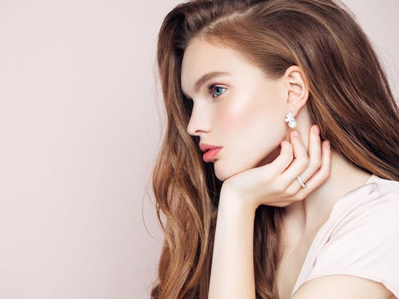 Deslize a galeria e conheça as nossas sugestões de jóias e relógios para todas as mulheres românticas!