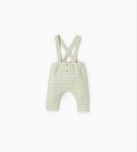 Calças suspensórios, 12,95€, na Zara Kids