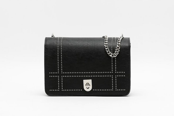 calzedonia-sara-carbonero-bolso-negro-tachuelas-cadena-plata-misako