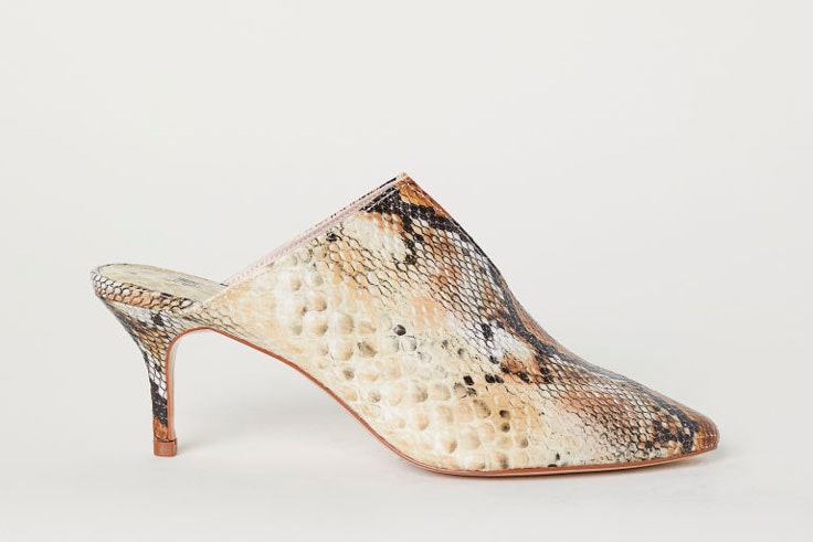 zapatos-mule-estampado-serpiente-hm