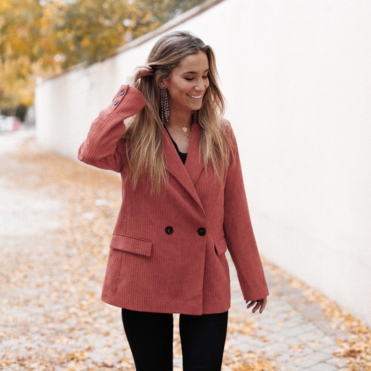maria-pombo-conjunto-chaqueta-pana-rosa-prendas-invierno-2019