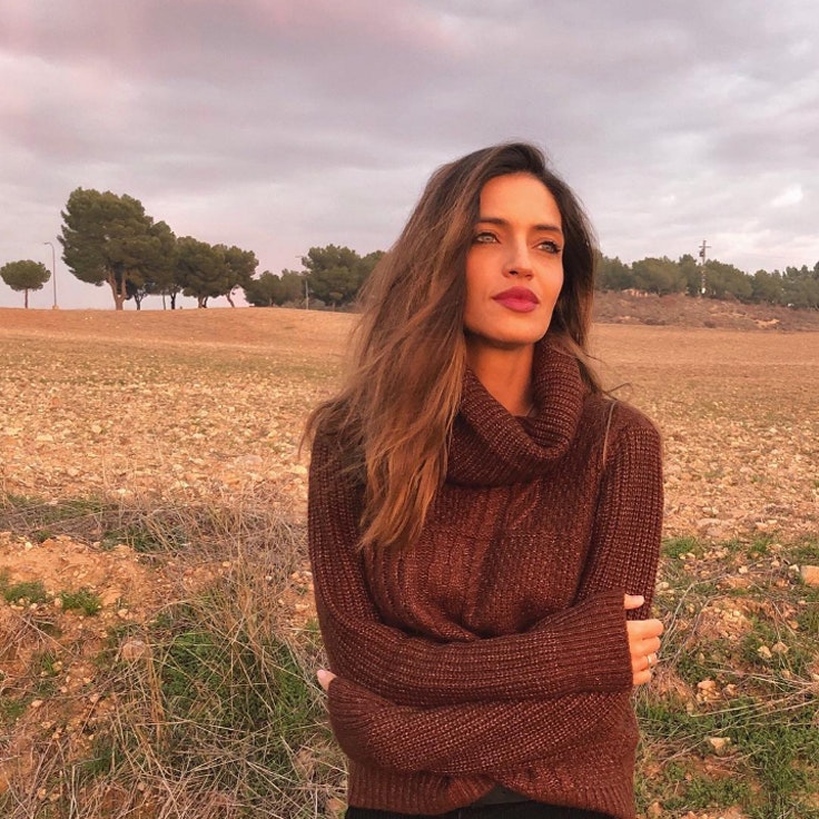 sara-carbonero-jersey-punto-marron-cuello-alto-rebajas