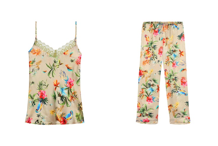 blusa-seda-detalle-encaje-pantalon-seda-estampado-flores conjunto-blusa-pantalon-estampado-flores-intimissimi-1