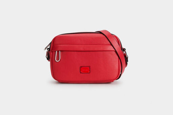 bolso rojo tipo bandolera de parfois