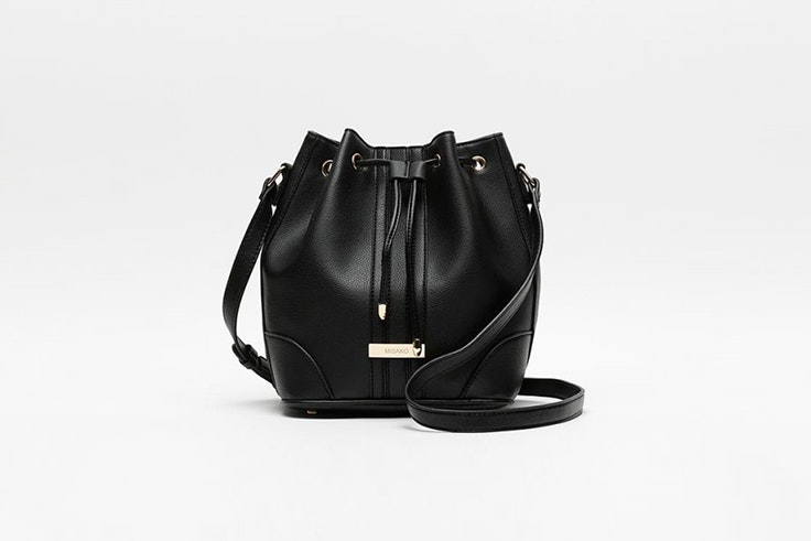 bolso negro tipo saco misako