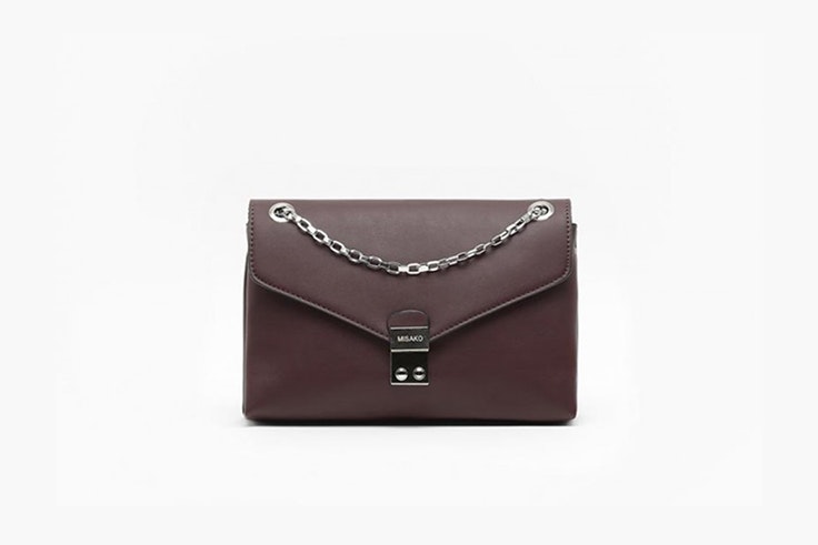 bolso burdeos con cadena plateada de misako Macarena García