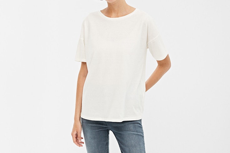 camiseta blanca springfield Macarena García