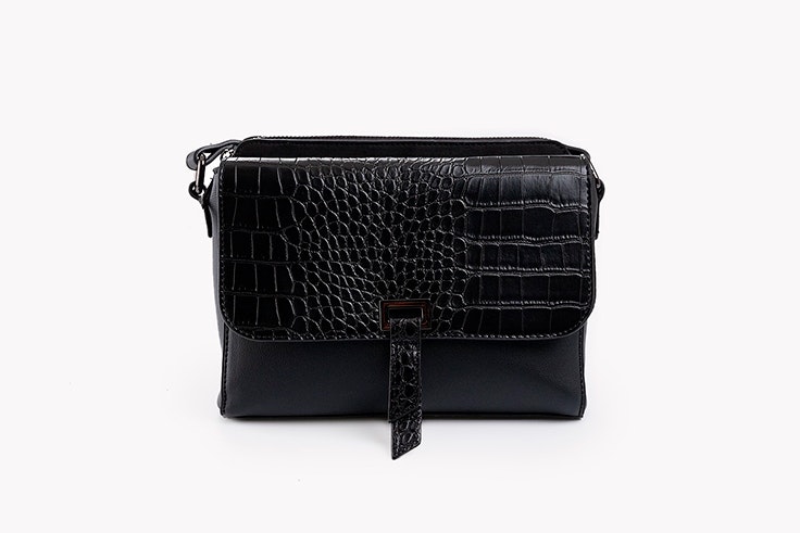 Bolso negro tipo bandolera de Paco Martínez