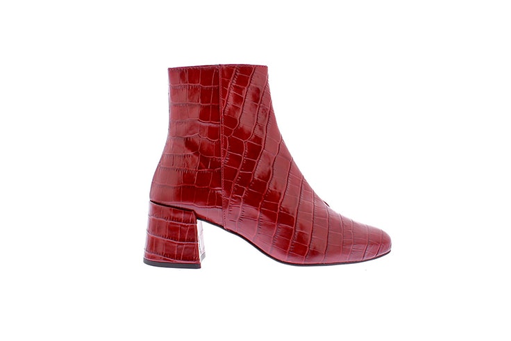 Botín rojo con textura de cocodrilo y ligero tacón de Vas