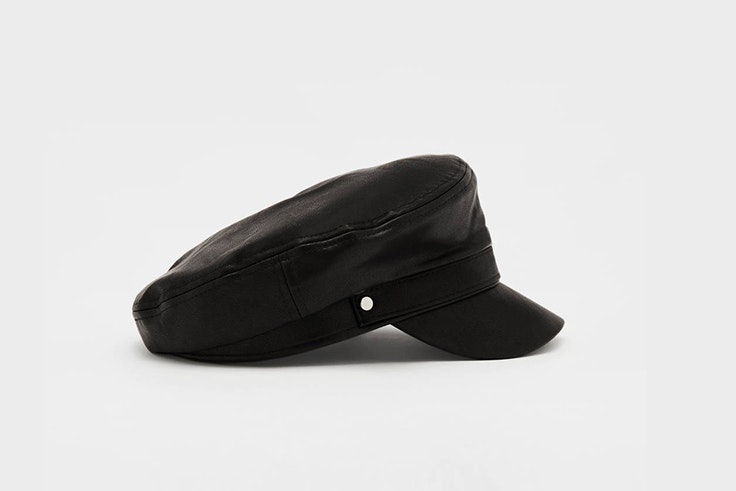 Boina negra efecto piel de Bershka