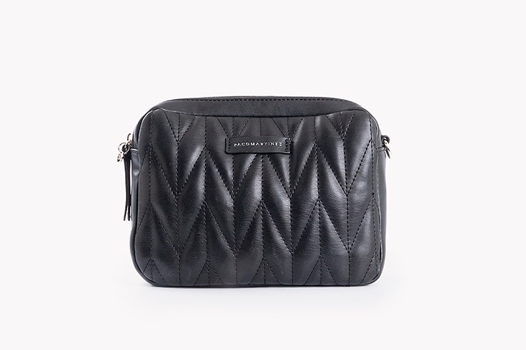 Bolso tipo bandolera en color negro de Paco Martínez