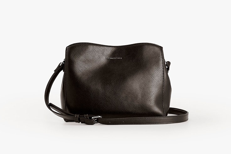 Bolso negro tipo bandolera de Paco Martínez