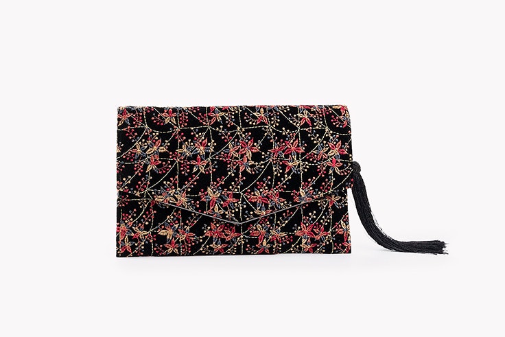 Bolso de terciopelo con flores de perlas de Paco Martínez