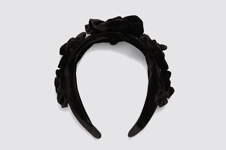 Diadema de terciopelo en color negro con flores de Zara