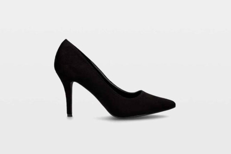 Zapato de tacón tipo stiletto en color negro de Ulanka