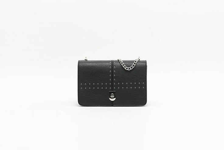 bolso bandolera negro con detalles metálicos de Misako Vicky Martín Berrocal