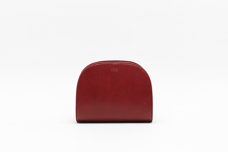bolso bandolera redondeado color rojo de misako botas negras