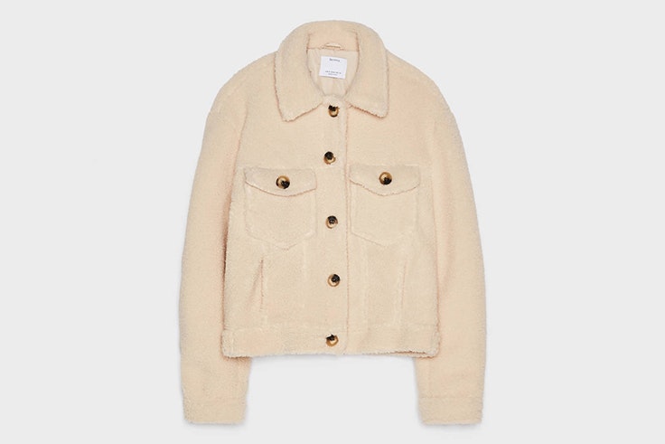 Cazadora con cuello solapa de borreguito en color beige de Bershka