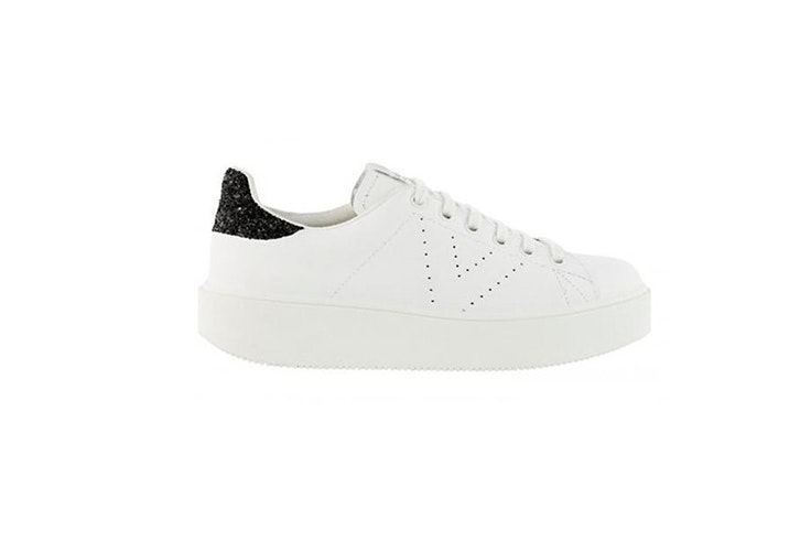 Zapatillas en blanco con detalle de brillos negros en la parte trasera de Victoria. Disponibles en la zapatería Zap in