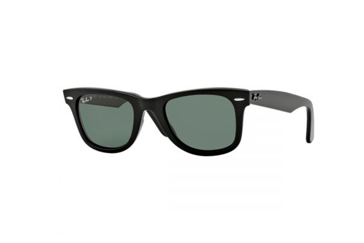 Gafas de sol Wayfarer de Ray Ban en color negro. Disponibles en Soloptical