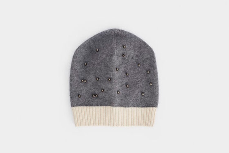 Gorro de punto en color gris con detalle de perlas de Parfois