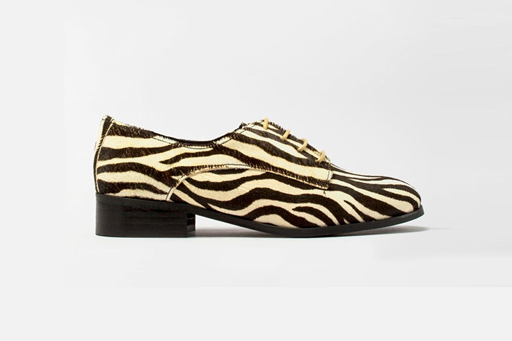 Zapato plano con estampado de cebra de la zapatería Vas