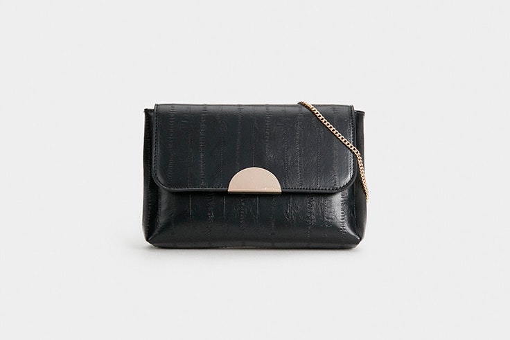 Bolso negro tipo bandolera con cadena dorada de Parfois