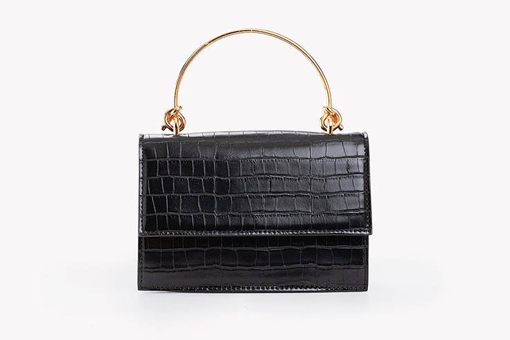 Bolso negro con asa y cadena doradas de Paco Martínez