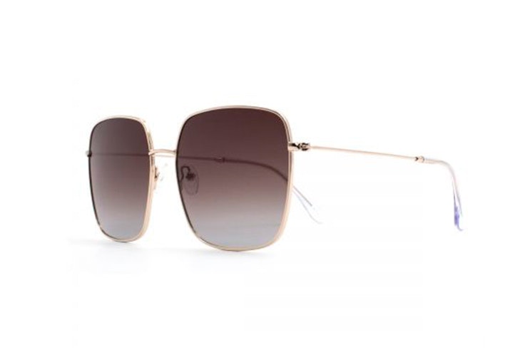 Gafas de sol doradas y cuadradas de Ana Locking. Disponibles en Soloptical