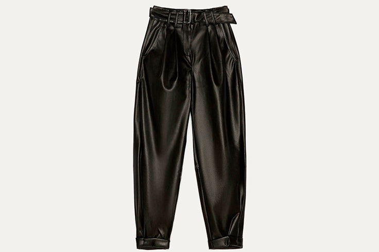 Pantalón negro de polipiel de Bershka