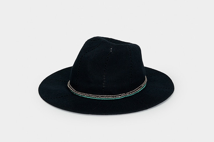 Sombrero en color negro con tira de perlas de Parfois