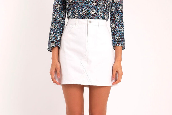 Falda mini vaquero en color blanco de Pimkie rojo y blanco