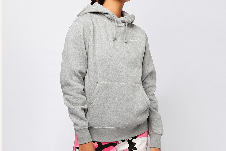 Sudadera gris con capucha de Nike. Disponible en Snipes
