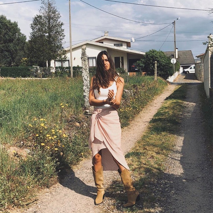 looks de sara carbonero falda y botas