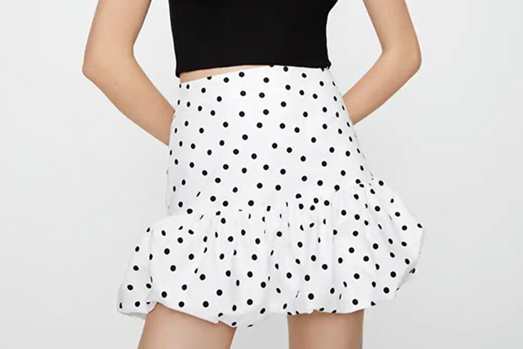 Falda mini con detalle de volantes de Pull and Bear