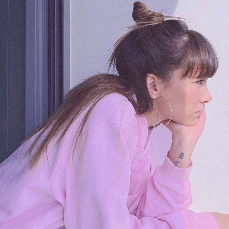 el estilo de aitana looks en casa sudadera rosa