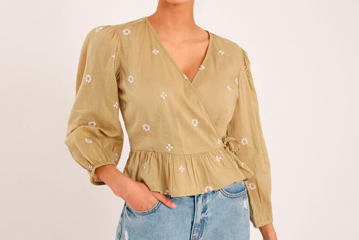Blusa de flores en color beige de Pimkie